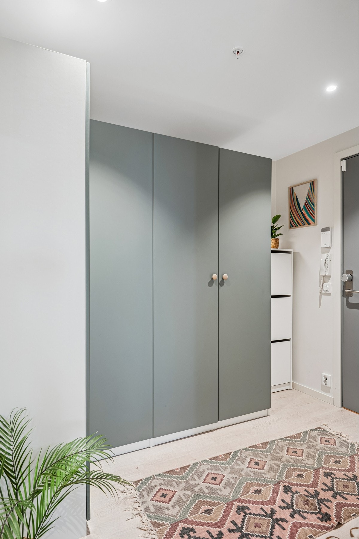 Leiligheten ønsker deg velkommen inn i en lys og romslig entré. Galleribilde