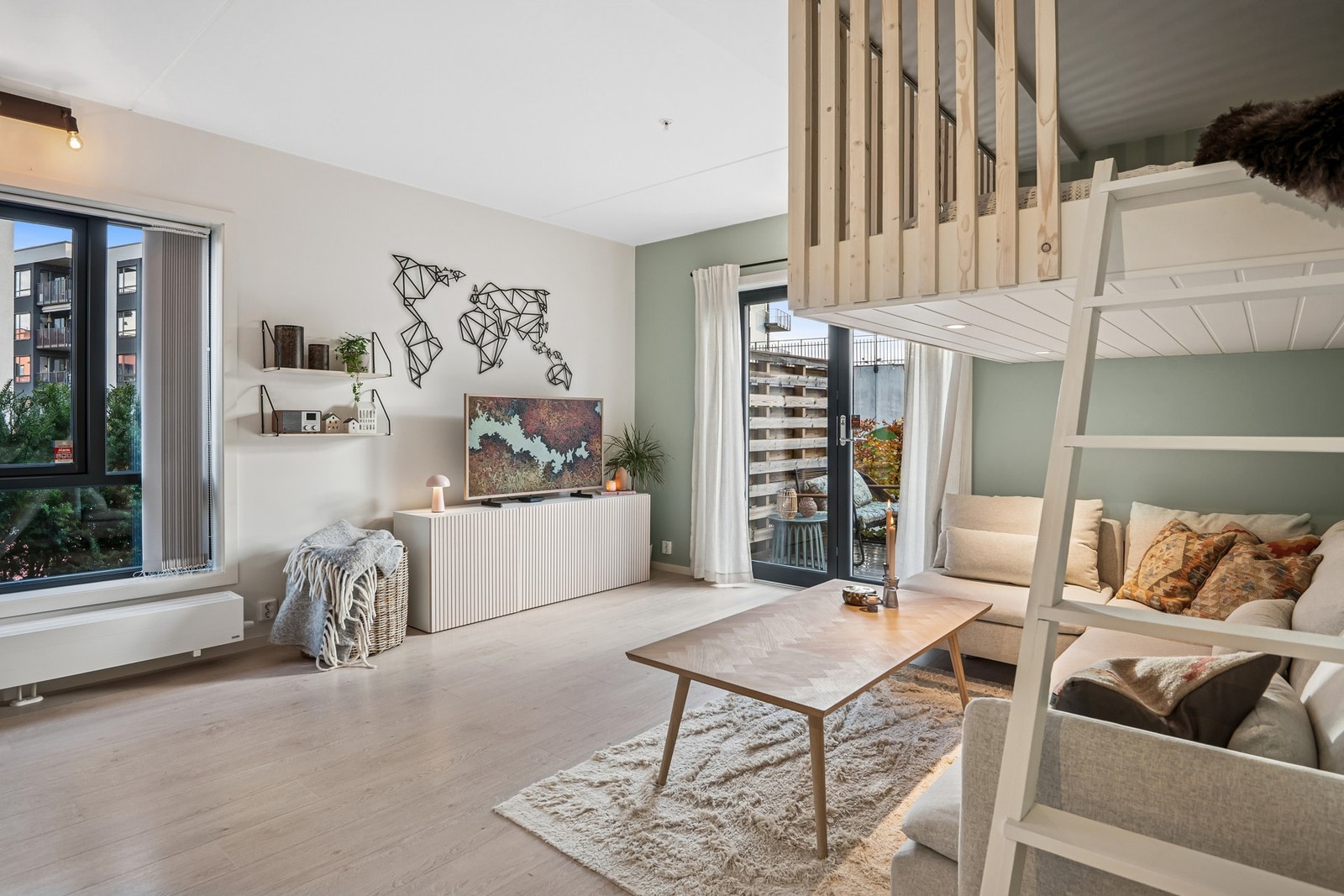 Lun og trivelig stue med god atmosfære og store vindusflater som gir fantastisk utsikt og naturlig lys gjennom hele dagen. Galleribilde