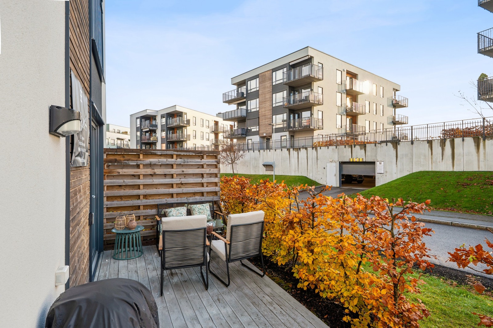 Leiligheten ligger på hjørnet av bygget med solrik markterrasse og grønne omgivelser. Galleribilde