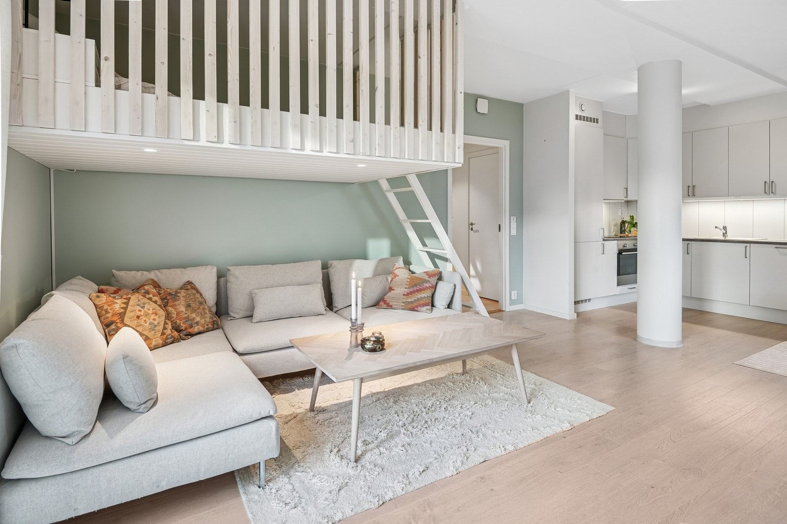 Lys malte vegger som gir et tidløst og luftig uttrykk Galleribilde