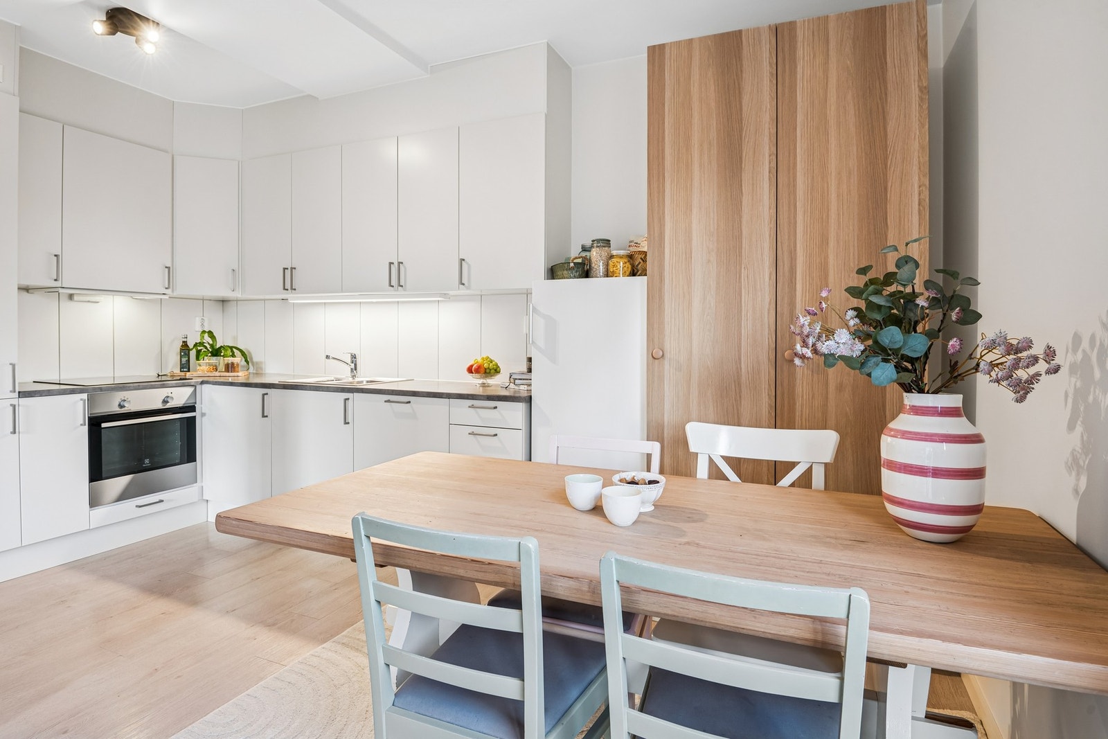 Her samles vi til måltider, samtaler og latter som varer utover kvelden. Galleribilde