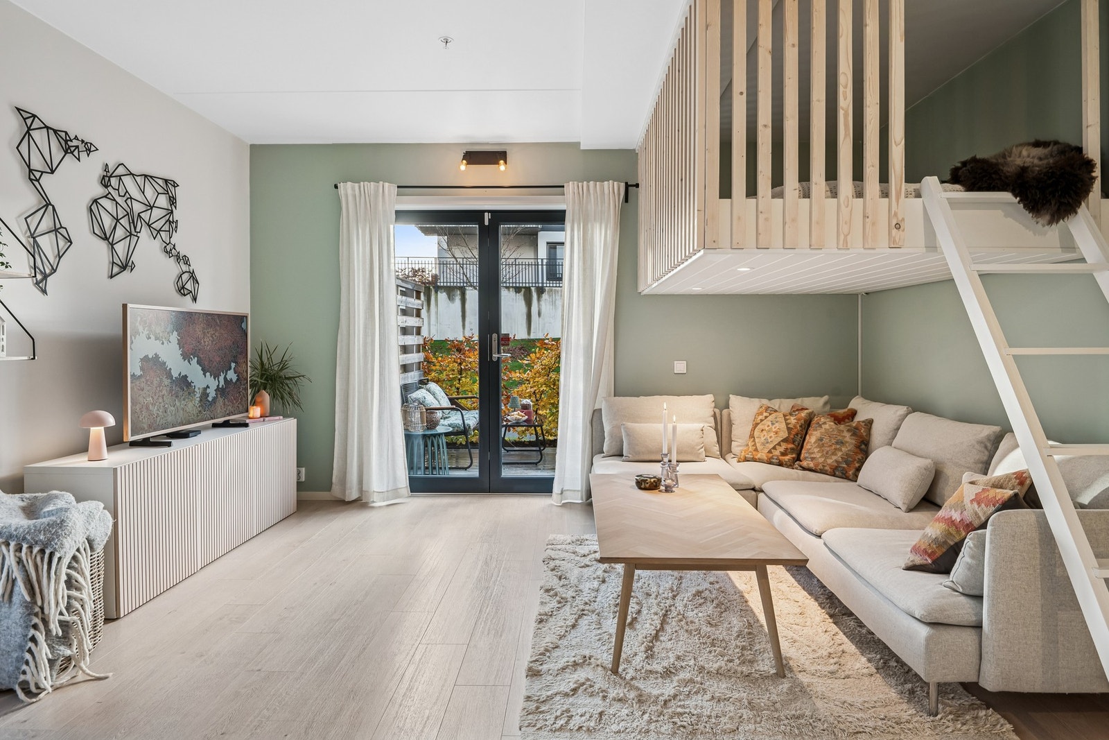 Fra stuen er det direkte adkomst til en romslig terrasse på ca. 12 m². Galleribilde