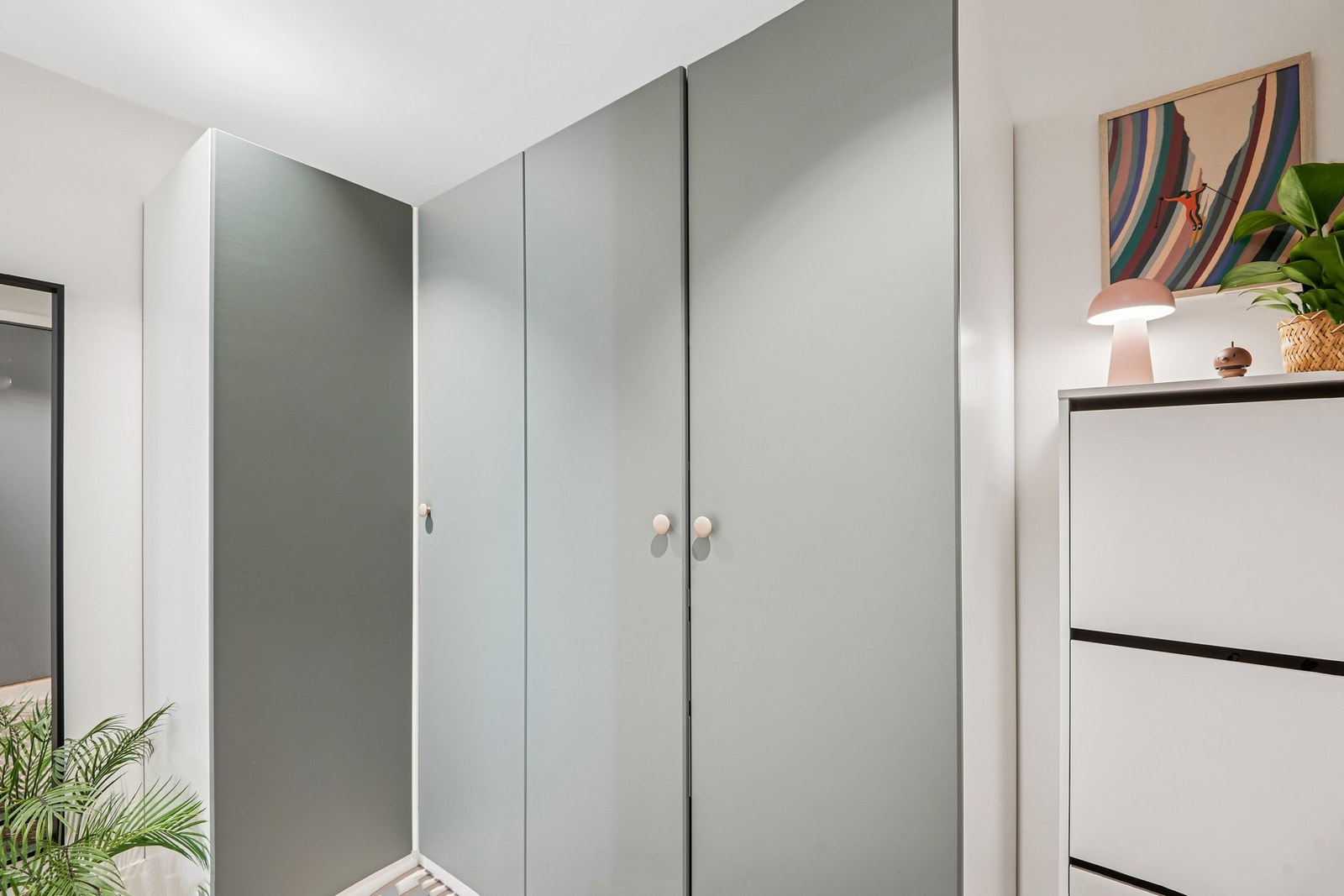 Entréen har gode oppbevaringsmuligheter i garderobeskap. Galleribilde