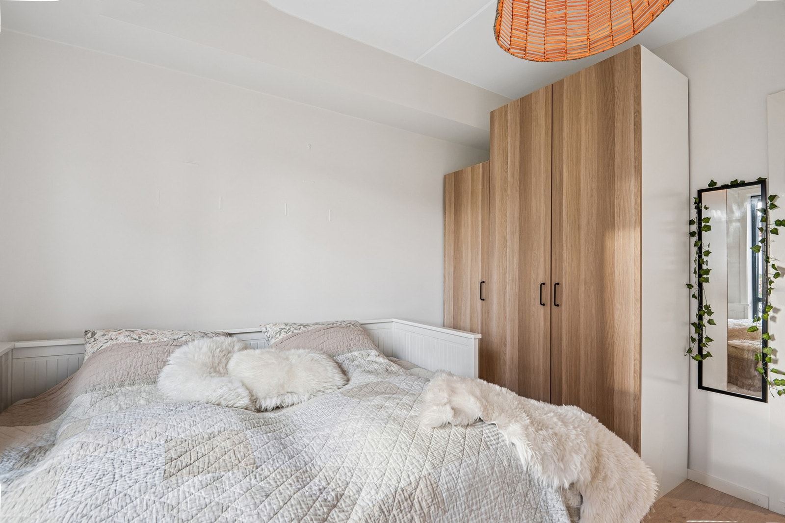 Soverom med store vinduer som gir flott lys og luftig følelse. Galleribilde