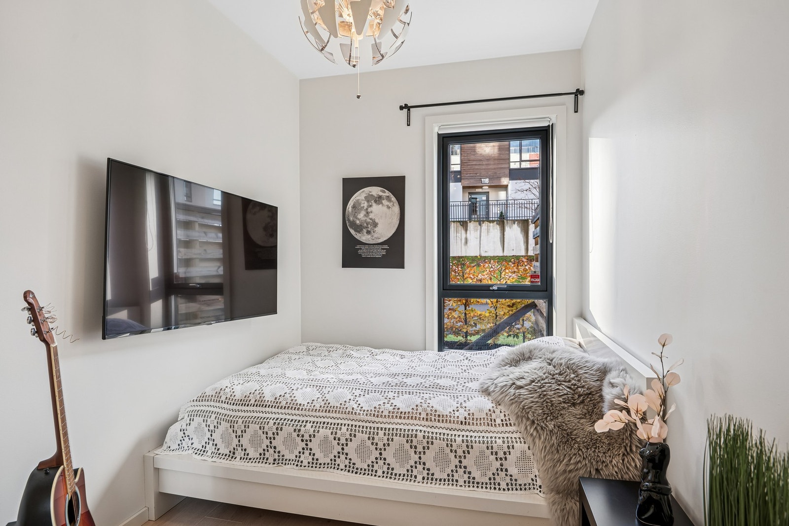 Stilrent soverom med moderne uttrykk og gode lysforhold. Galleribilde