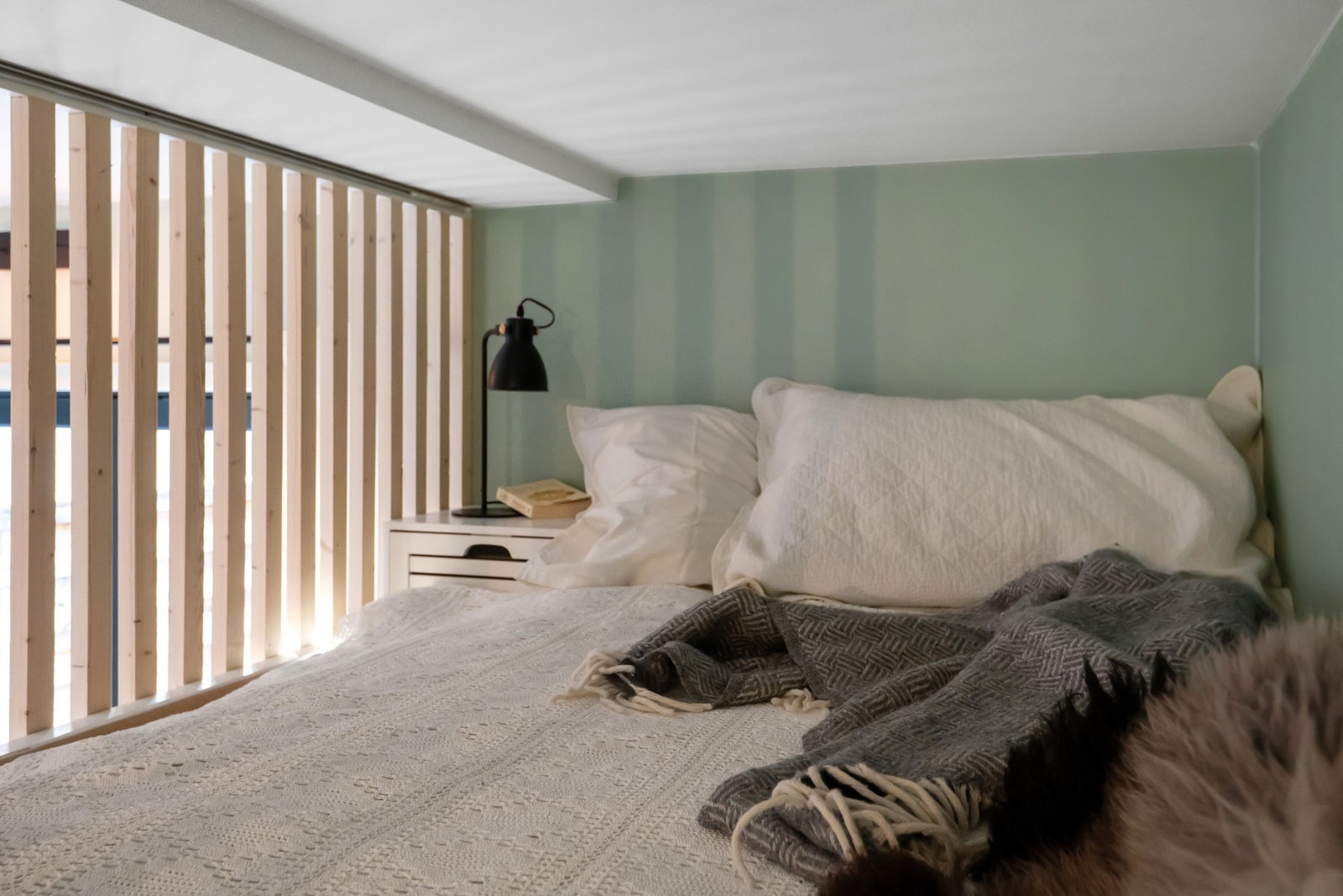 Takhøyden på 2,60 m er utnyttet til det fulle med en gjennomført lesekrok over stuen. Galleribilde