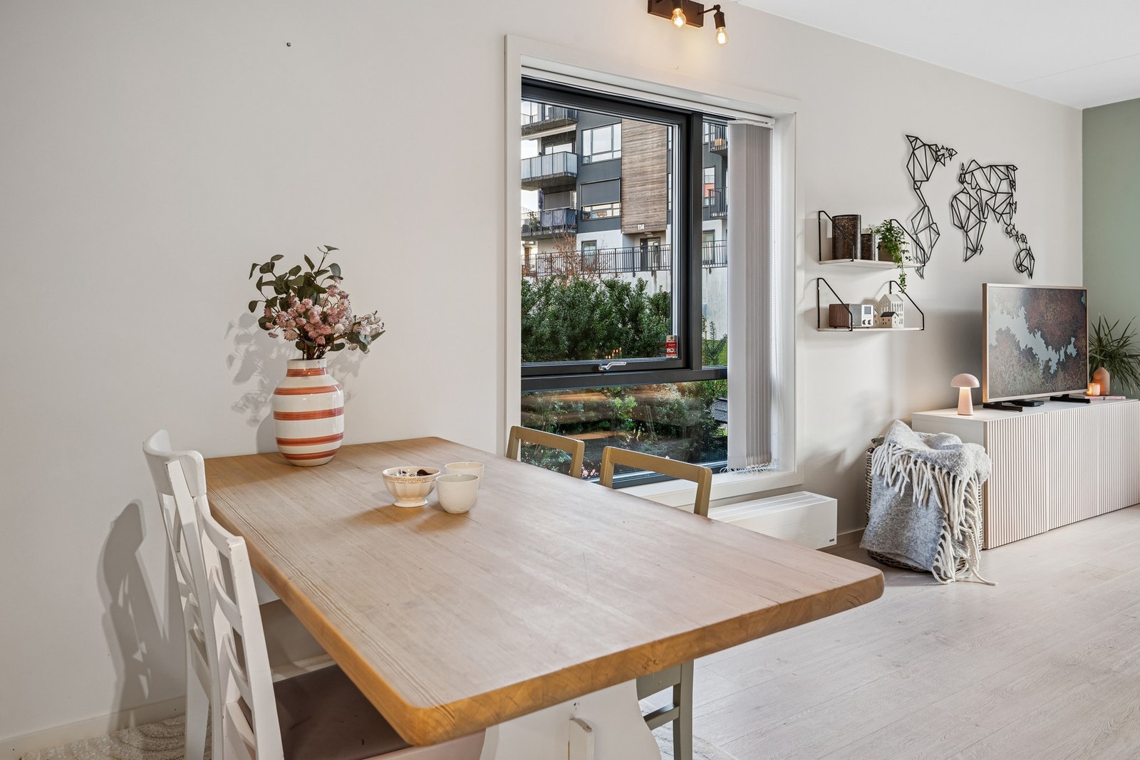 Store vindusflater slipper inn rikelig med dagslys og gir rommet en luftig følelse. Galleribilde