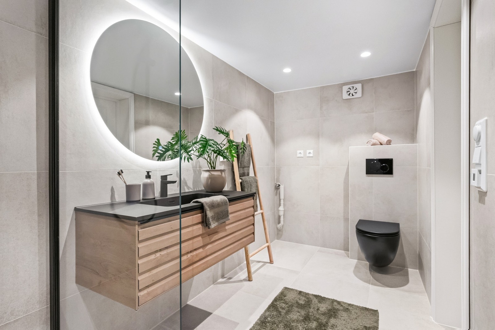 Baderommet fremstår som svært delikat og er nyoppusset av fagfolk i 2025. Galleribilde