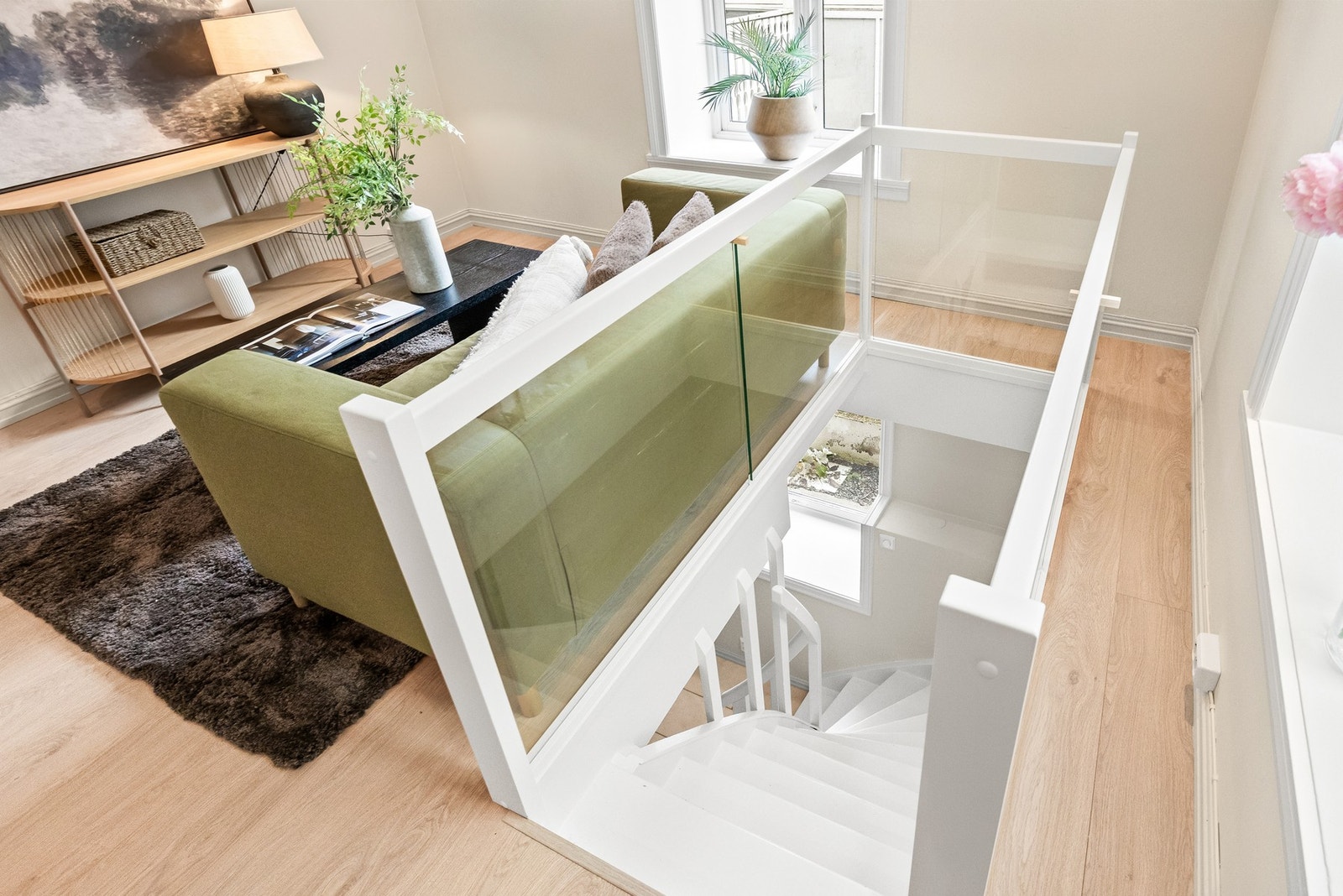Trappen ned til underetasjen har lekkert rekkverk i glass. Galleribilde