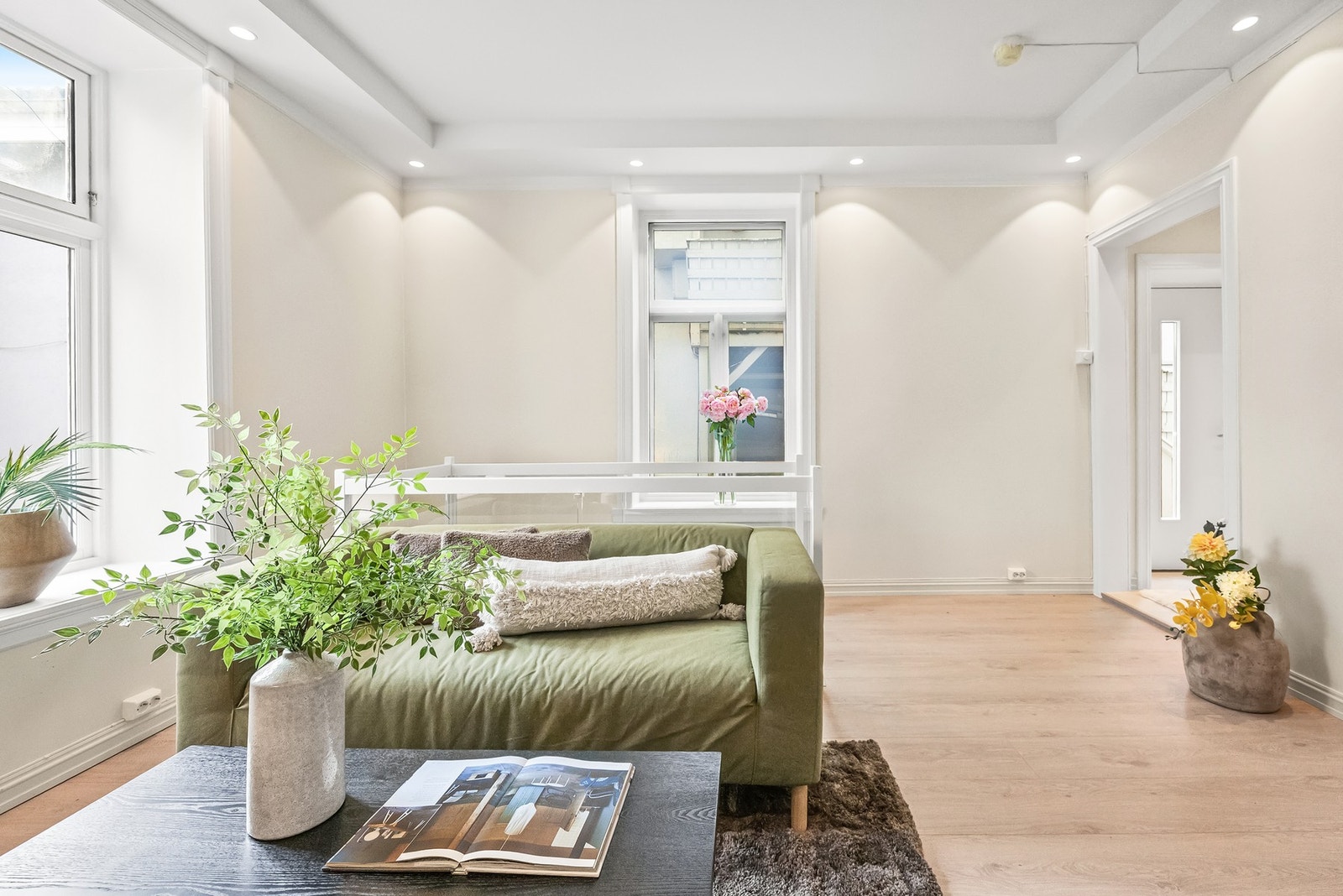 Alle overflater er malt i moderne lyse farger og det er lagt ny enstavslaminat i 1.etasje. Galleribilde