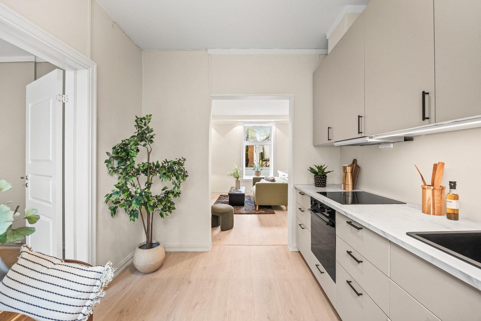 Kjøkkenet er utstyrt med oppvaskkum av kompositt og integrerte hvitevarer som platetopp, komfyr og oppvaskmaskin. Galleribilde