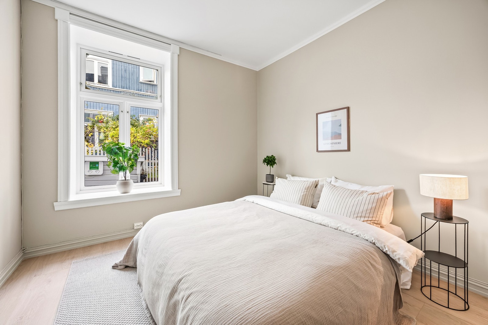 Innenfor kjøkkenet har man et lyst og luftig soverom med god plass til dobbeltseng. Galleribilde