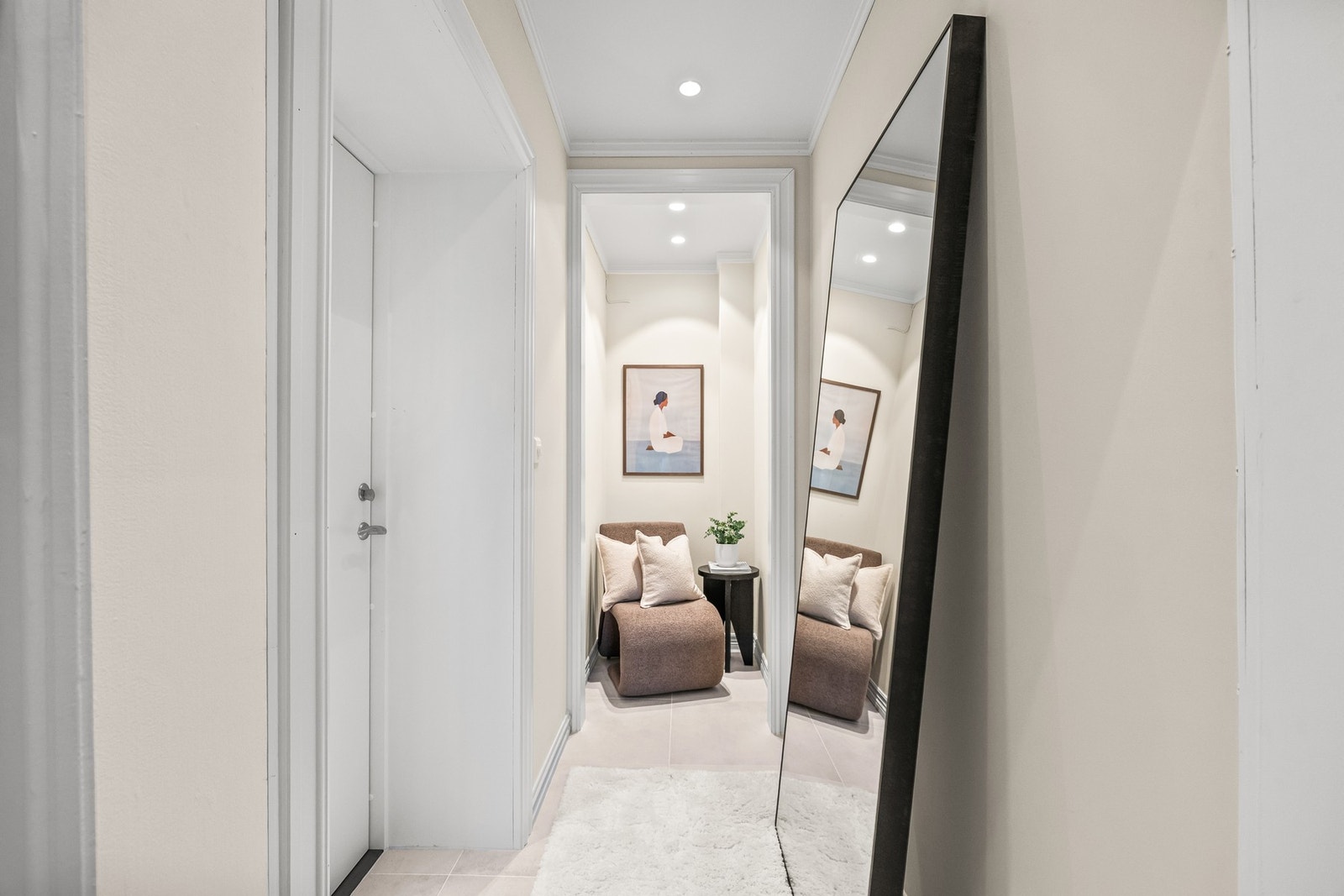 Hyggelig entré med nisje for yttertøy og sko. Galleribilde