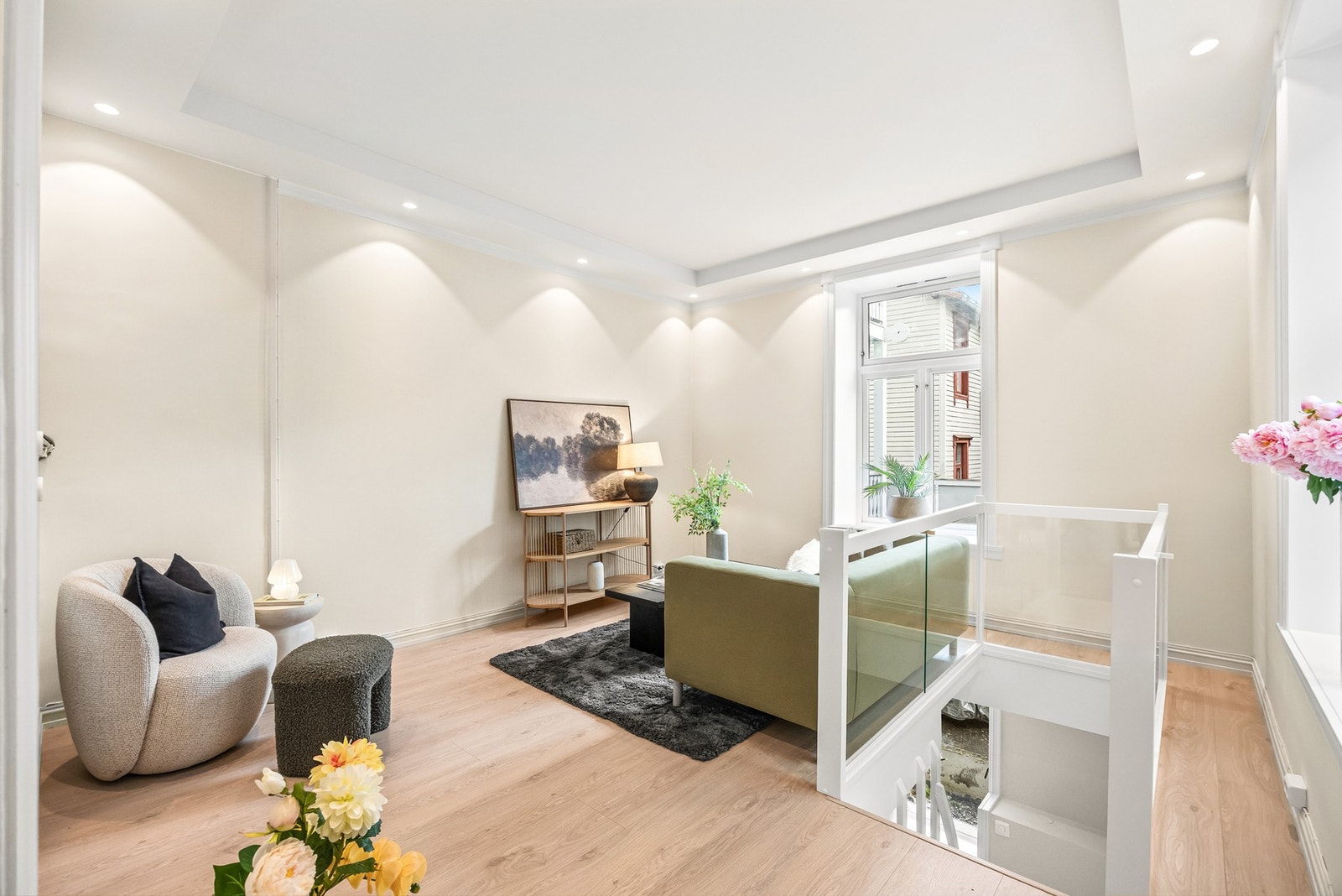 Tiltalende stue med lysinnslipp fra 2 sider. Rommet har en fin atmosfære og egner seg perfekt både som tv- eller spisestue. Galleribilde