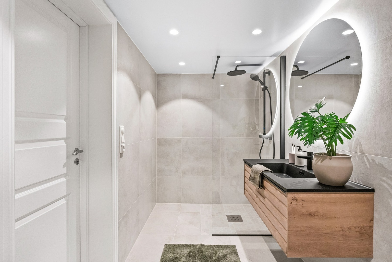 Det er opplegg for vaskemaskin og tørketrommel, samt varme i gulv og downlights i tak. Galleribilde