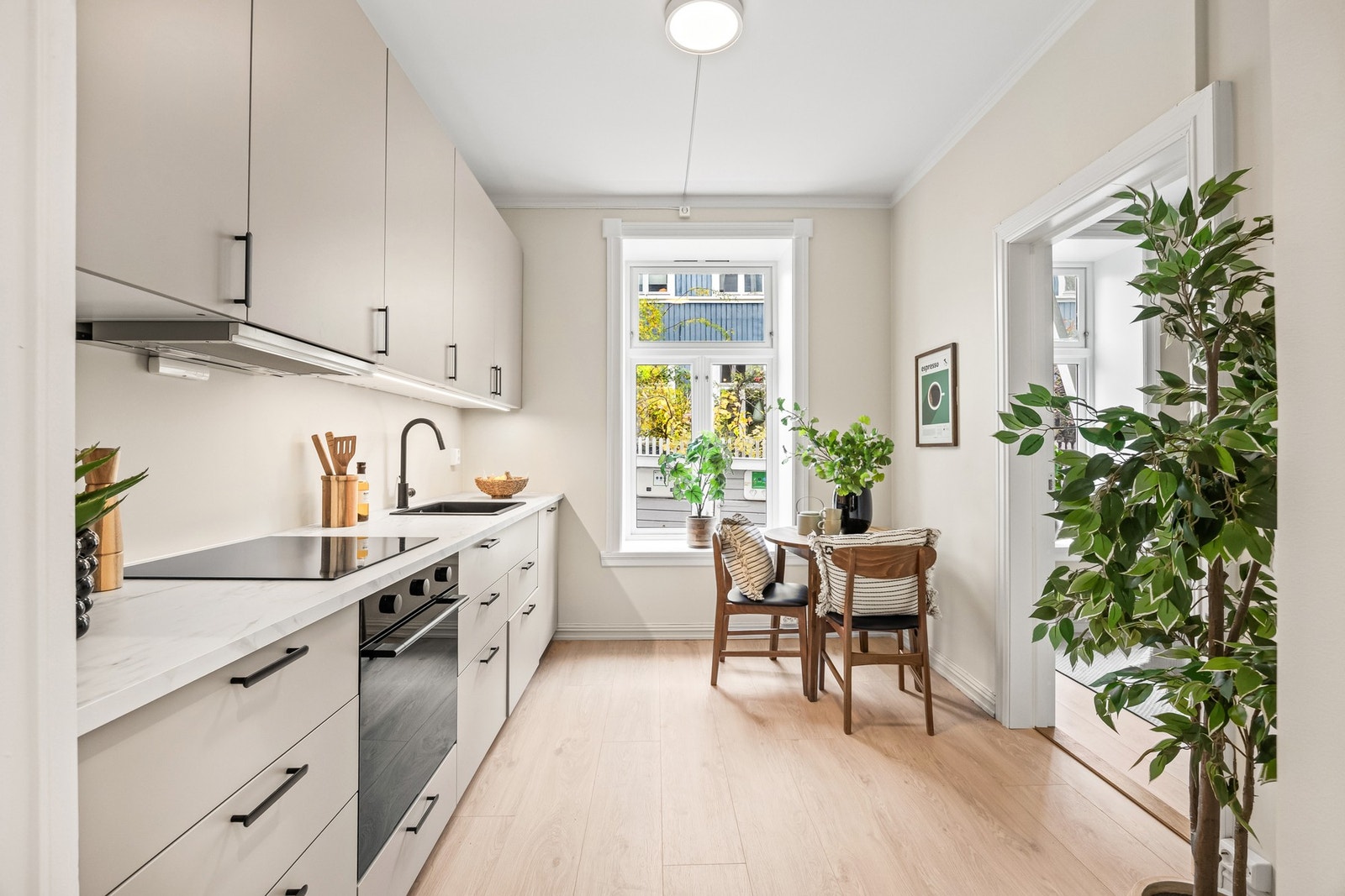 Leiligheten har et separat kjøkken med moderne innredning fra IKEA. Galleribilde