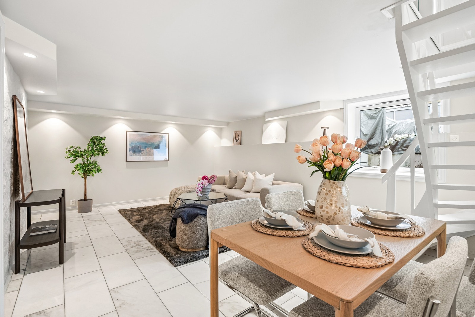 Rommet har store vinduer som slipper inn godt med naturlig lys. Galleribilde