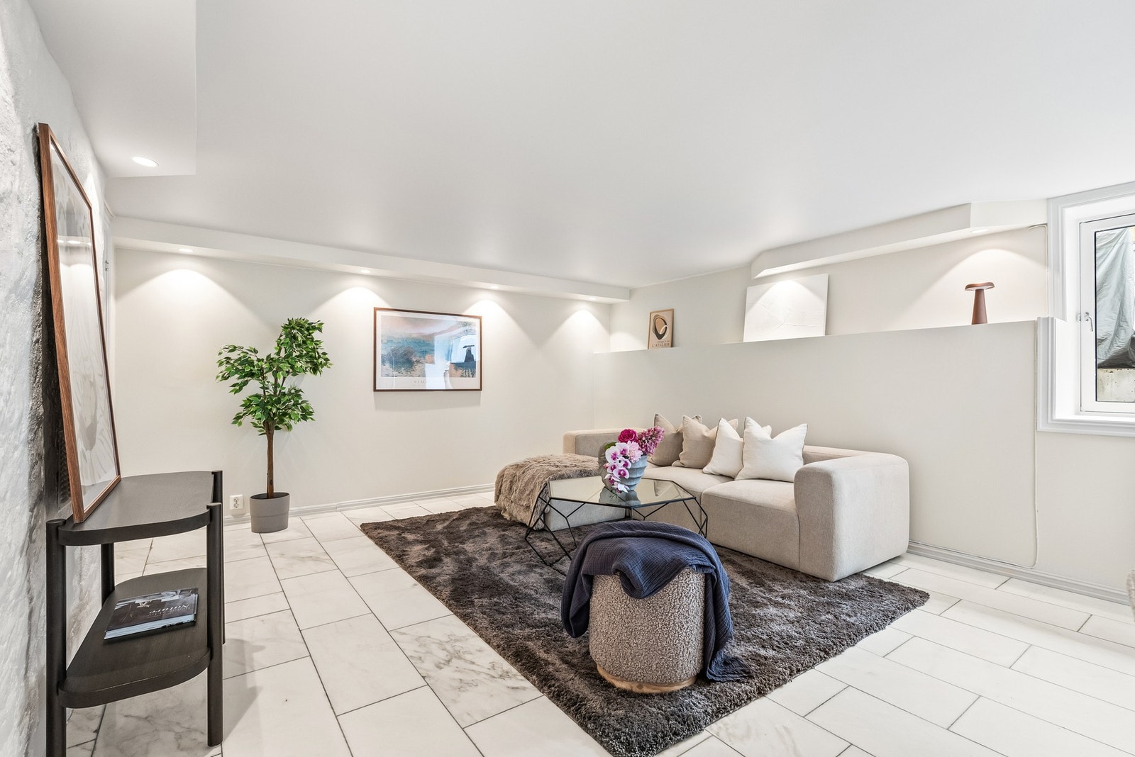 Stor kjellerstue med god plass til både spisebord og sofakrok. Galleribilde