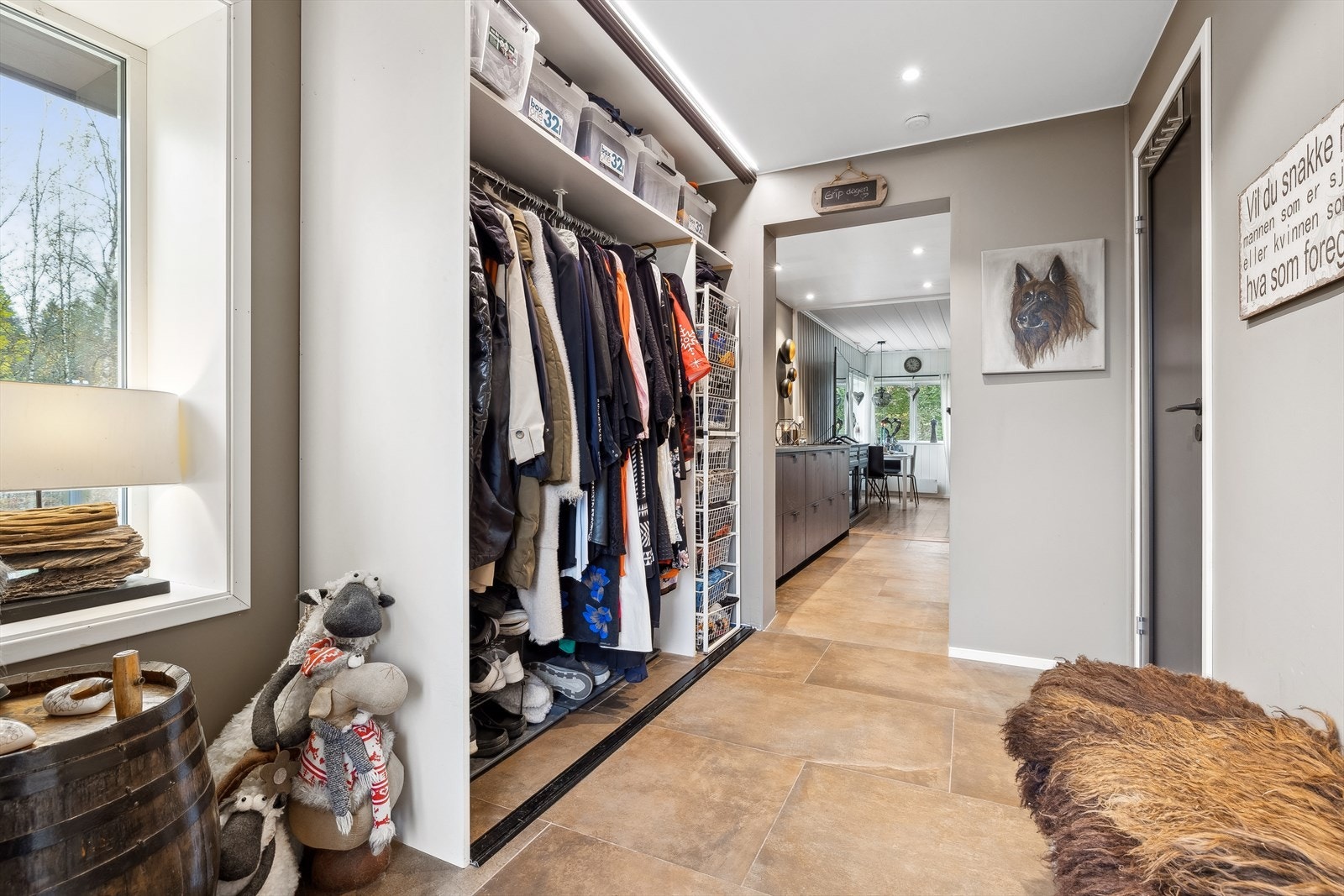 Det er god plass til oppbevaring av ytterklær og sko i stort garderobeskap. Galleribilde