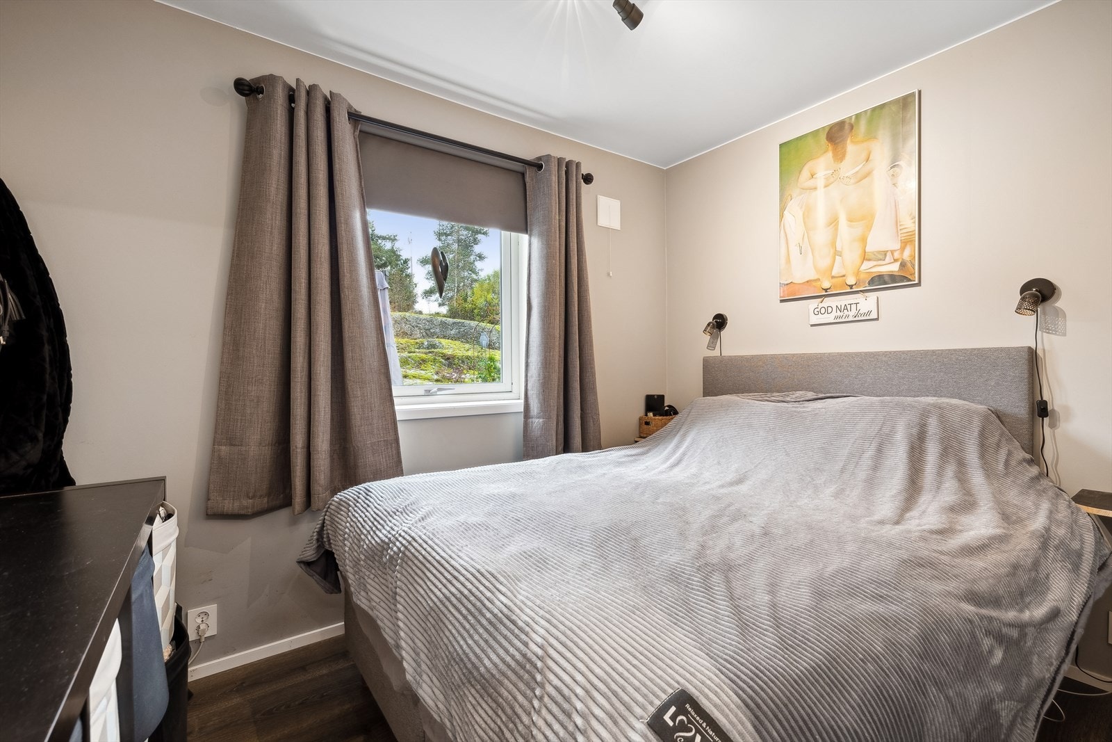 Soverommet har plass til dobbelseng og tilhørende møblement. Galleribilde