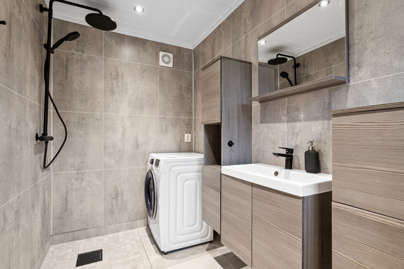 Nytt flislagt bad fra 2024 med varmekabler i gulvet. Galleribilde