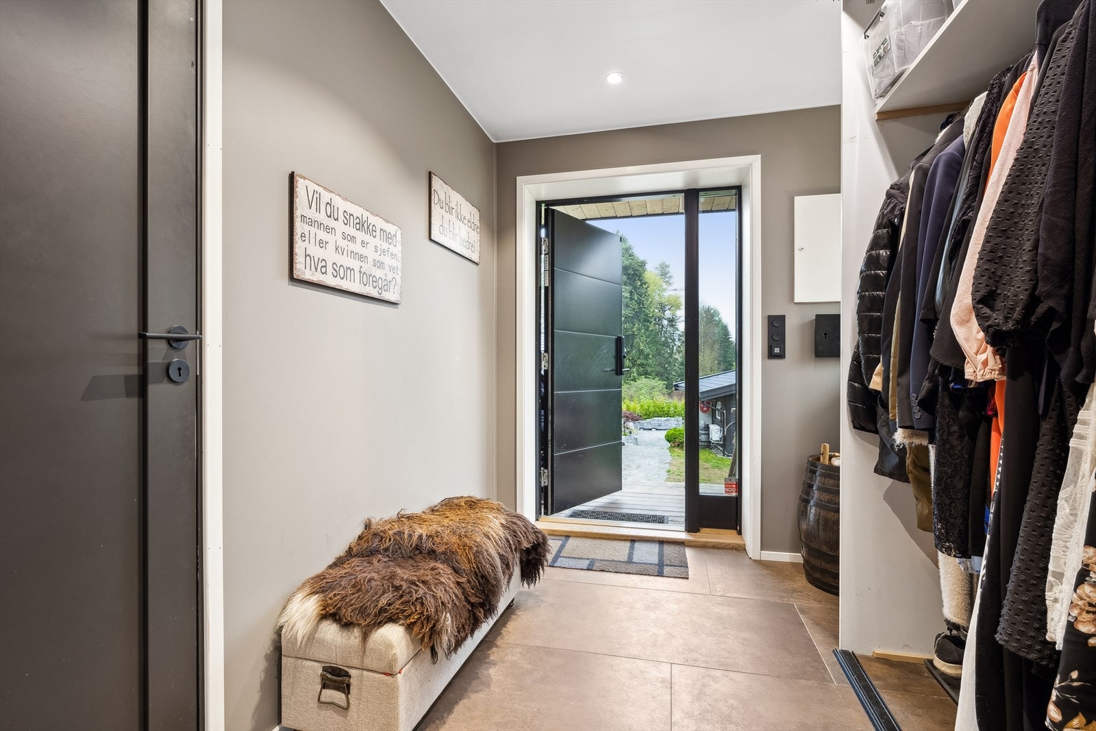 Her ønsker du velkommen inn i en flislagt entré med gulvvarme. Galleribilde