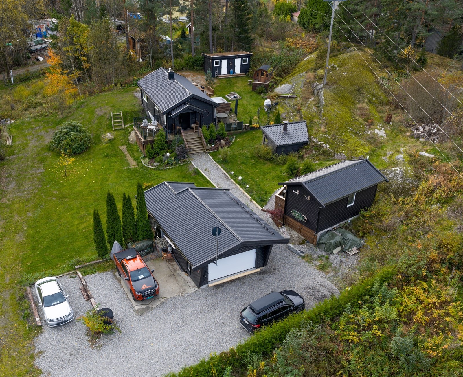Eiendommen gir et godt førsteinntrykk med gruslagt innkjørsel og grønne uteområder. Galleribilde
