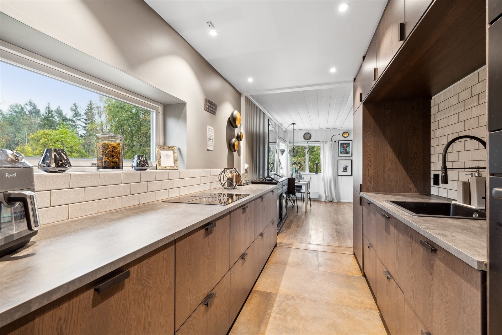 IKEA innredningen er fra 2023 med slette fronter og laminat benkeplate. Galleribilde