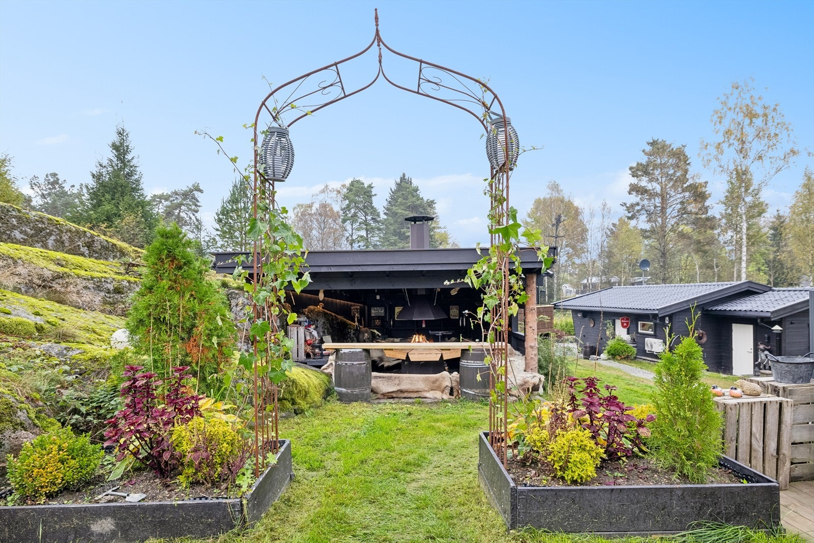 Tomten er stor og fin med god plass til både store og små. Uteområdet er pent opparbeidet med plen og beplantninger. Galleribilde