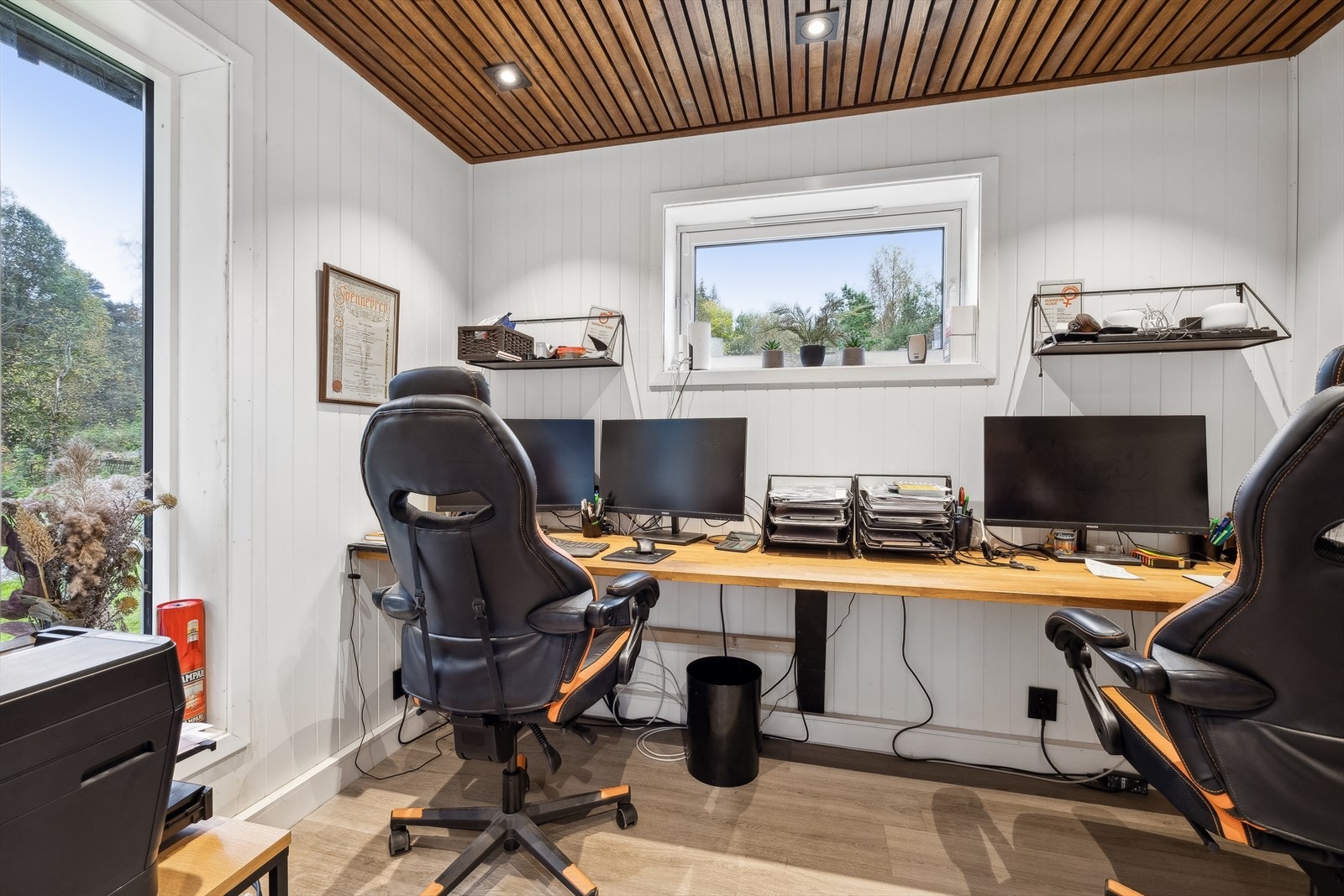 Garasjen er påbygd med et eget kontor og bod. Galleribilde