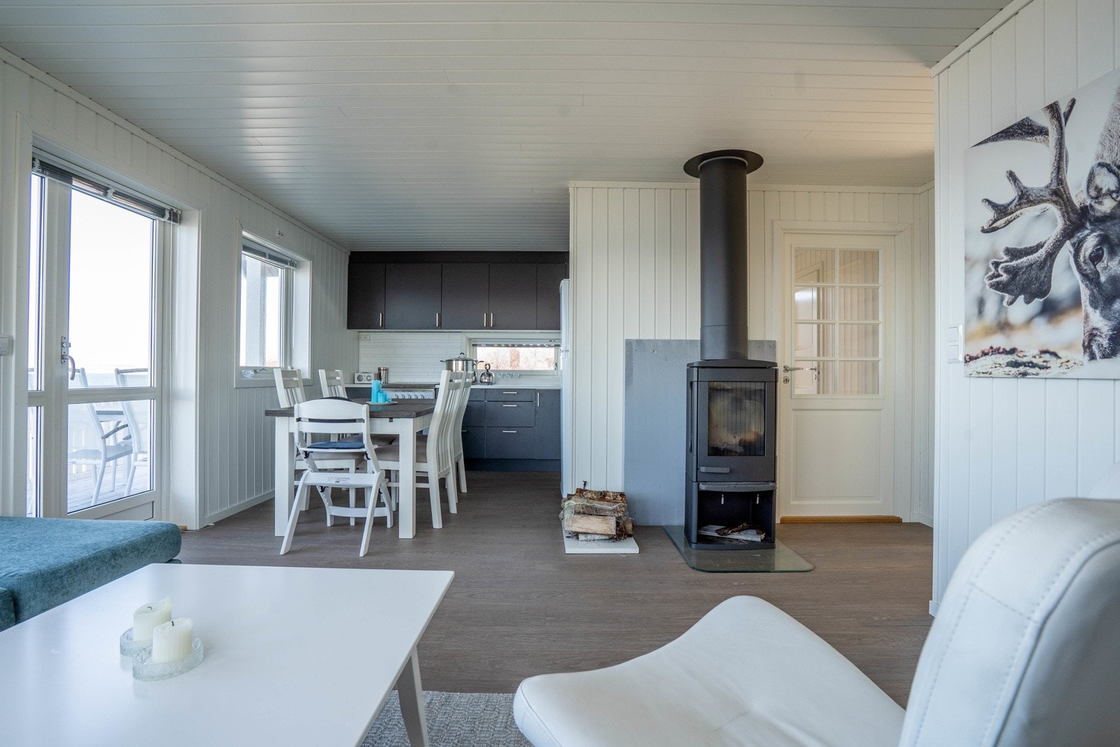 Stuen sett mot kjøkkenet Galleribilde