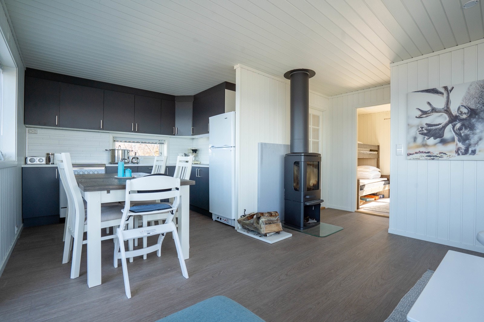 Kjøkken sett mot inngang og soverom 2 Galleribilde