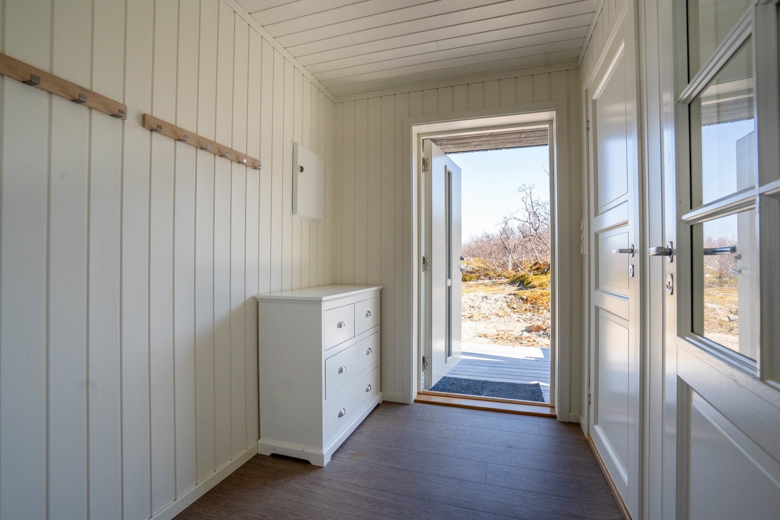 Inngang til hytta med stor terasse Galleribilde