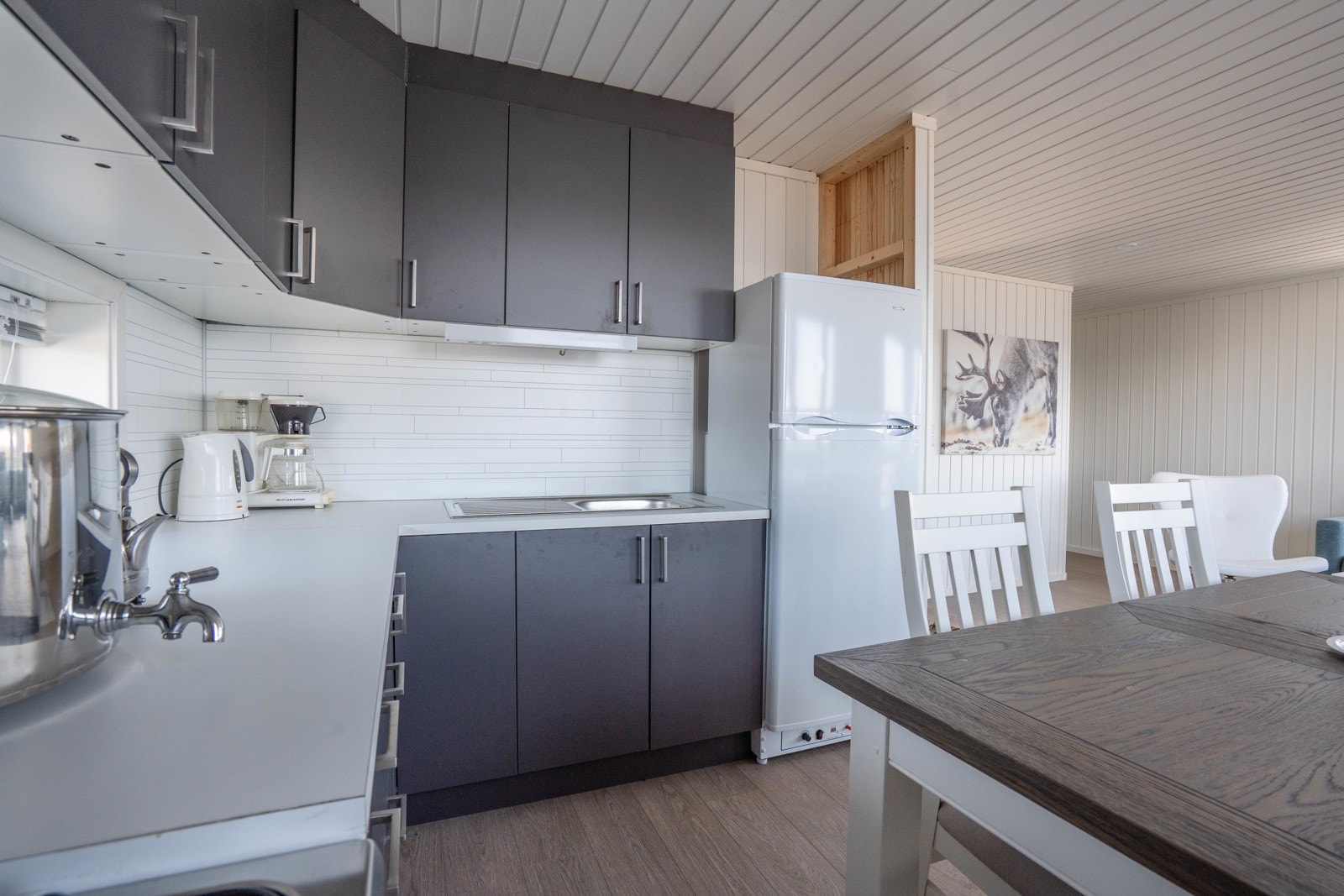 Kjøkkenet sett mot trappegang Galleribilde