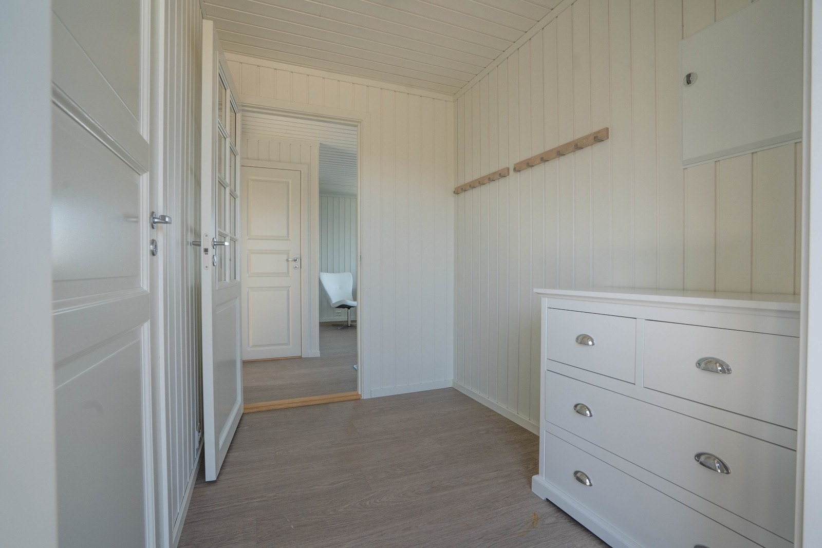 Gang med inngang til bad og videre inn i hytta. Sikringskap på vegg. Galleribilde