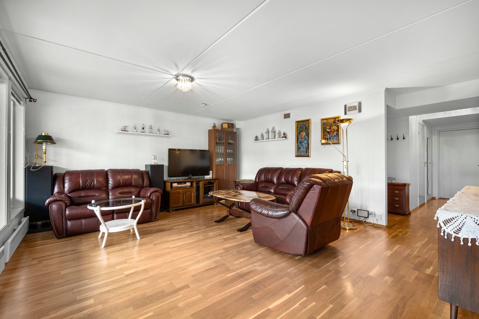 Leiligheten har parkettgulv og vegger med malte flater. Galleribilde