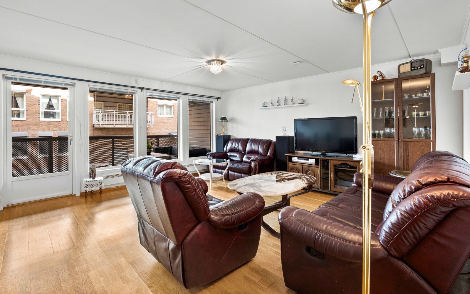 Lys og romslig stue med utgang til balkong. Galleribilde