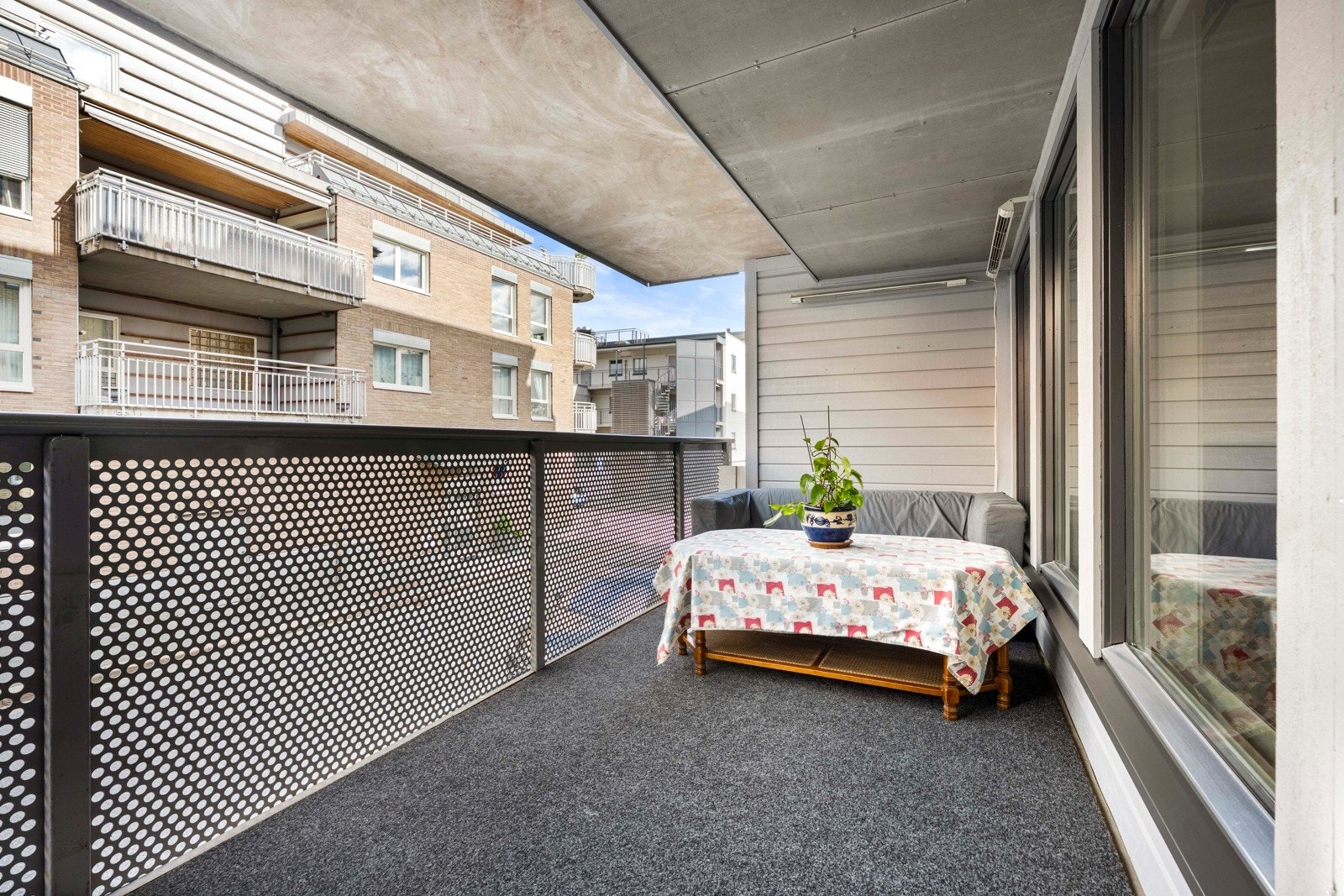 Balkongen har et komfortabelt teppebelagt gulv og er utstyrt med terrassevarmer for ekstra hygge. Galleribilde