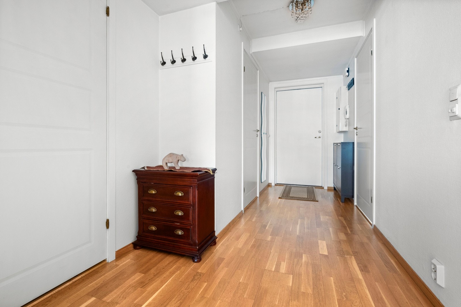 Gangen tilbyr praktisk plass til kommode og oppheng for klær og yttertøy. Galleribilde