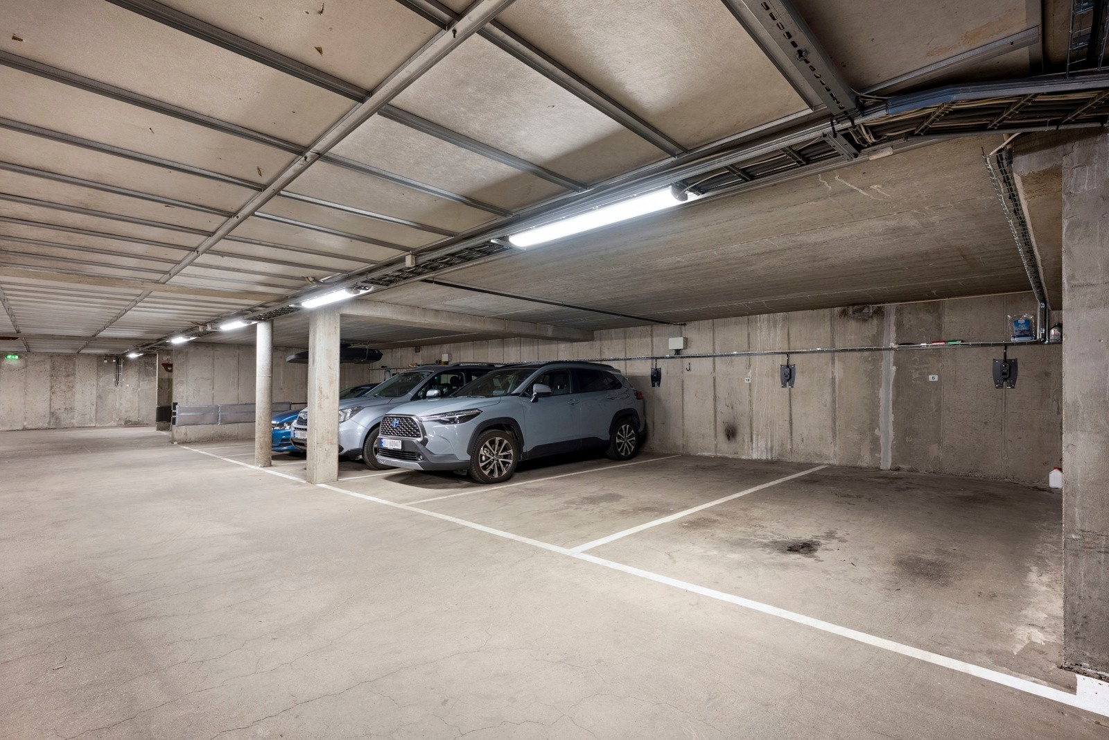 Garasjeplass med ferdig installert ladepunkt for elbil. Galleribilde