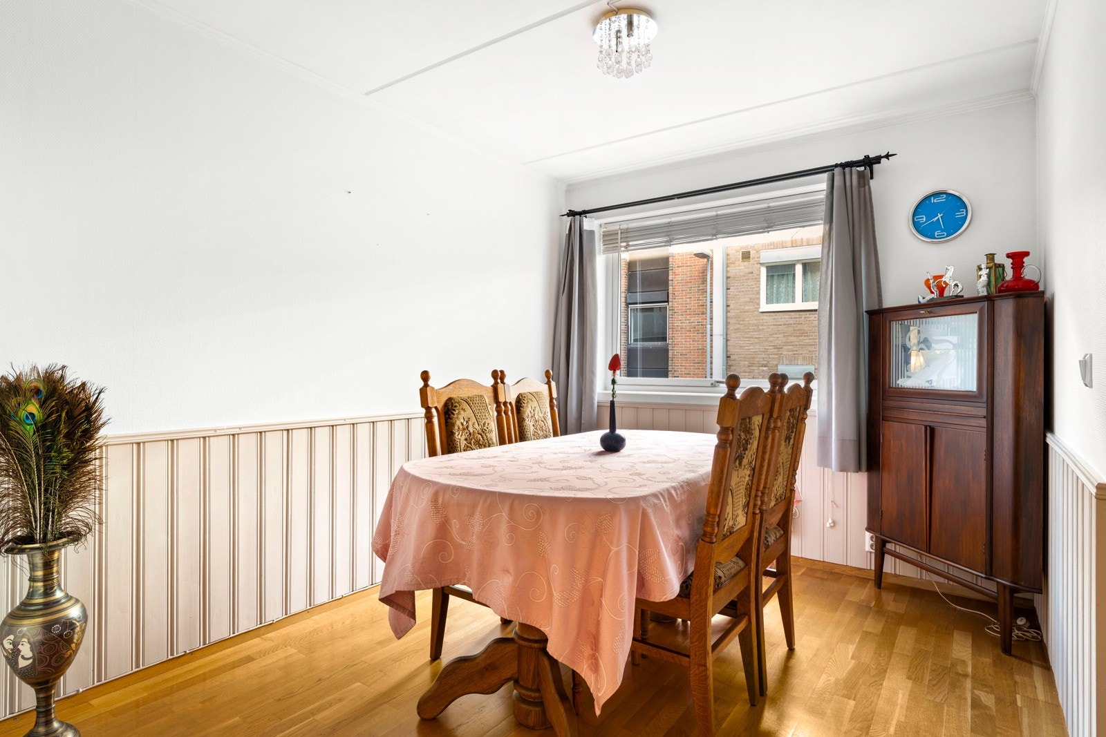 Koselig spiseområde ved det åpne kjøkkenet. Galleribilde