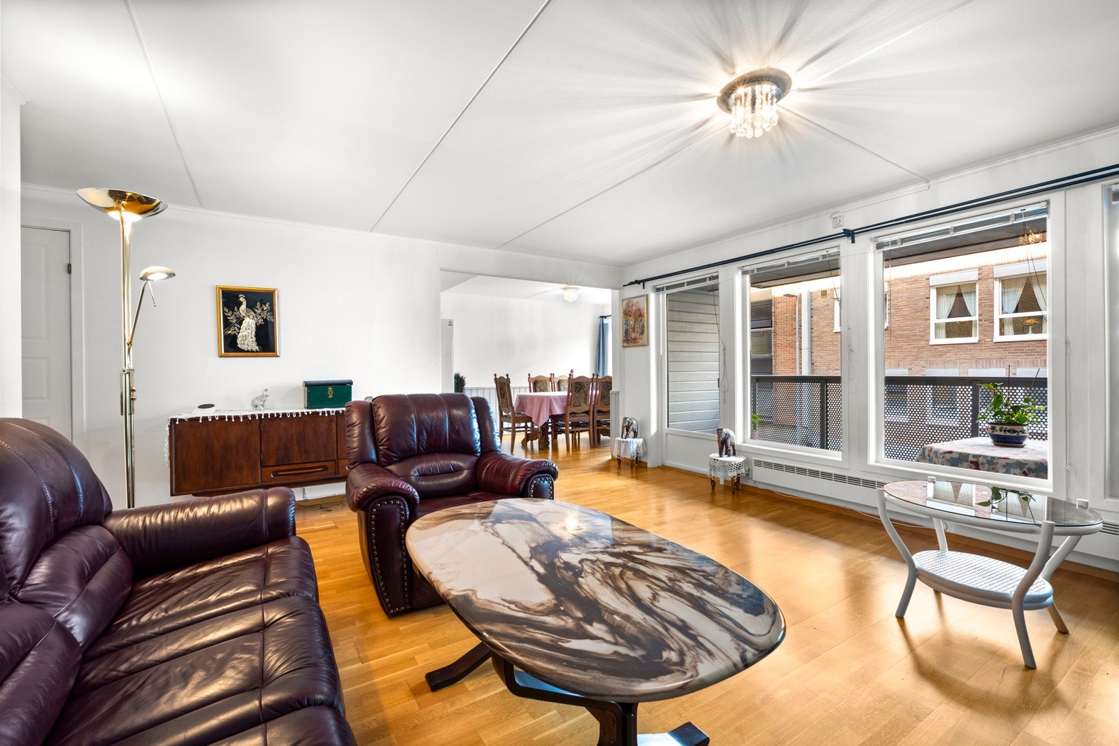 Rikelig med naturlig lys gjennom store vindusflater. Galleribilde