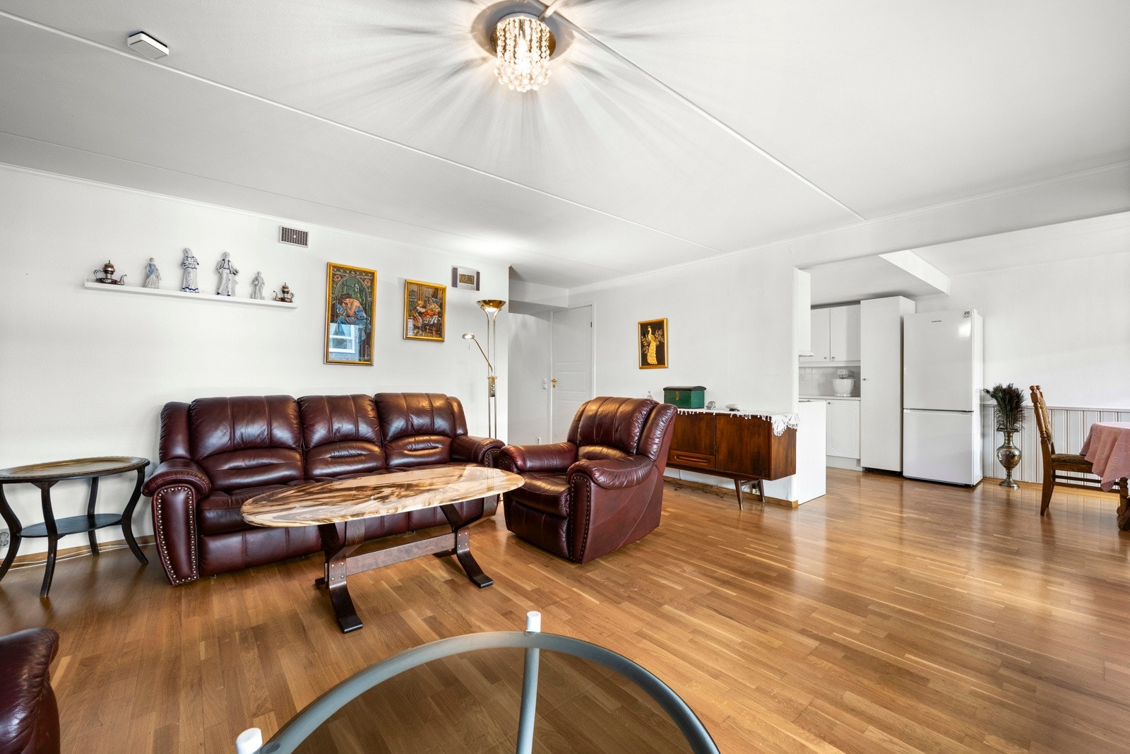 Åpen stue med romslighet til både sofa og spisebord. Galleribilde