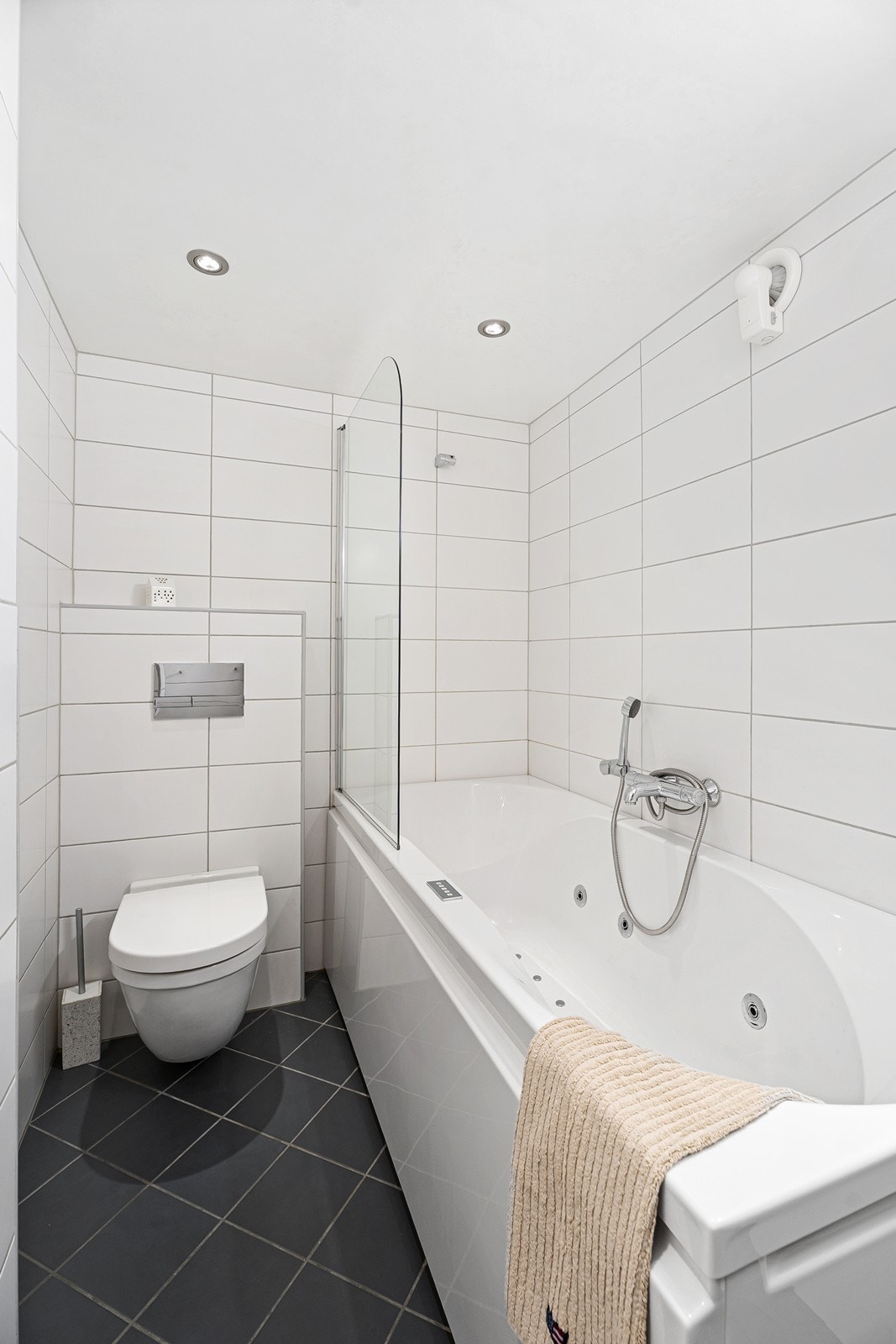 Det er også vaskerom i denne etasjen hvor det er bestilt ny innredning som medfølger salget - se salgsoppgave for nærmere informasjon. Galleribilde