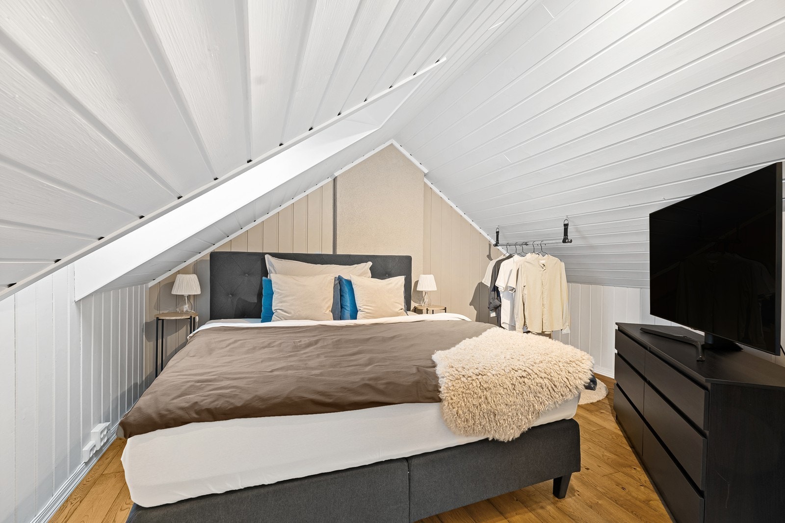 Loftet er i dag innredet som soverom (ikke godkjent) Galleribilde