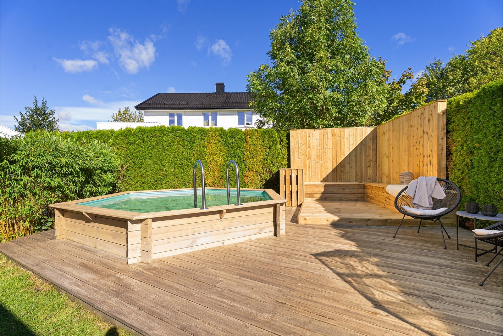 Hagen er flott rammet inn med grønn hekk, her kan du nyte fantastiske solforhold helt privat! Galleribilde