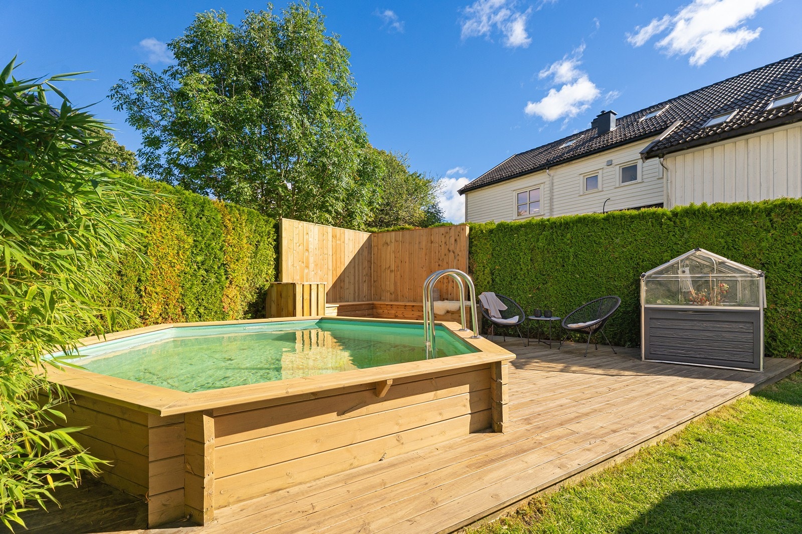 Det er også bygget basseng med platting rundt. Galleribilde