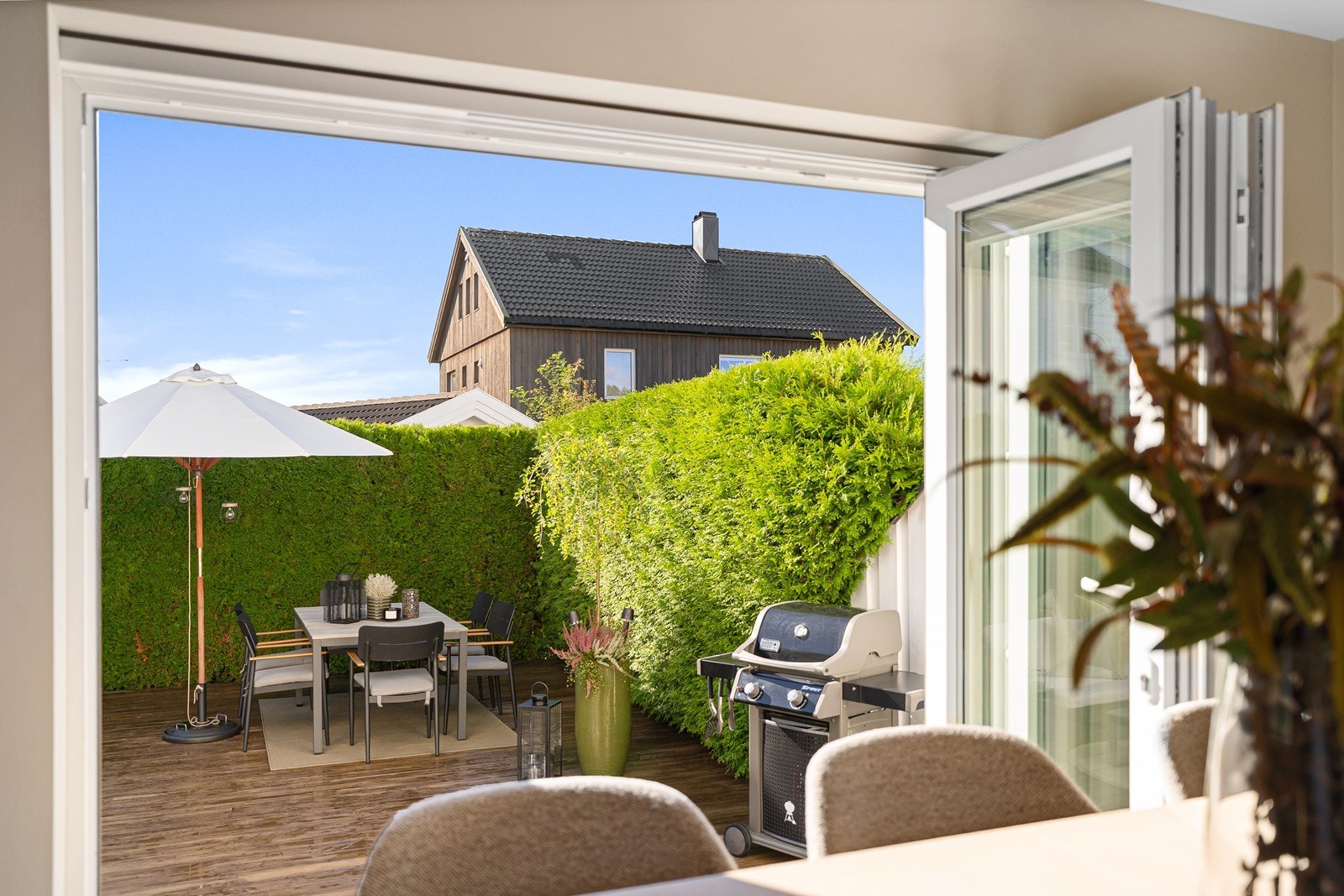 Fra spisestuen har du store skyvedører som tar deg videre til den fantastiske uteplassen. Galleribilde