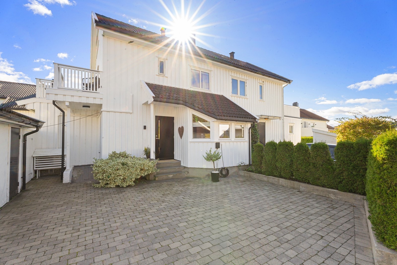 I garasjen er det montert elbillader i 2024. Galleribilde