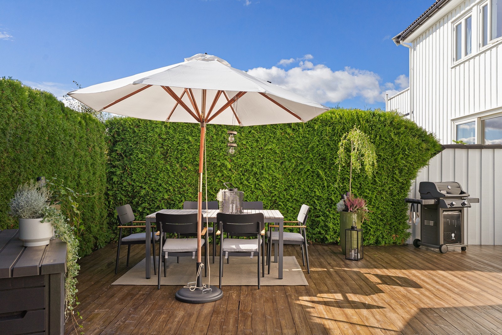 Det er meget gode solforhold, her kan du nyte en grillmiddag etter jobb! Galleribilde